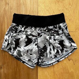 UNDER ARMOUR FITTED MID RISE ABSTRACT PATTERN Women’s Lined Running Shorts sz S